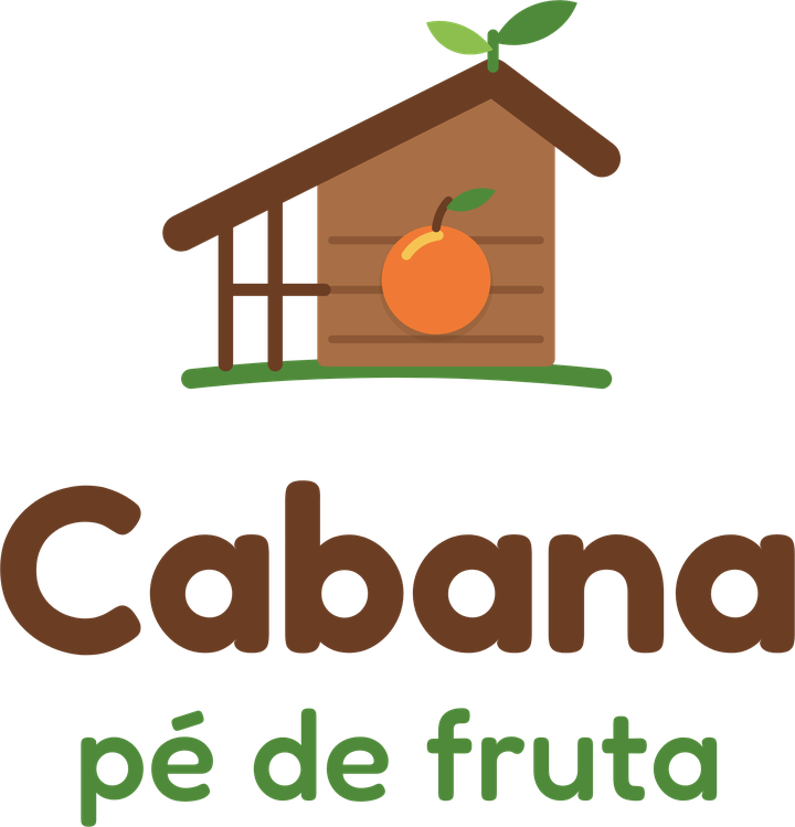 Logo Cabana Pé de Fruta: uma cabana de madeira com uma fruta no lugar da porta e um broto no telhado